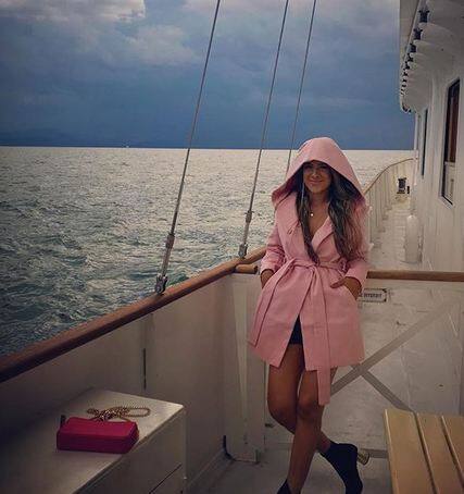  वहीं एक तस्वीर में ब्लैक एंड व्हाइट में स्विमसूट में समुद्र किनारे बेहद हॉट अंदाज में पोज दे रही हैं. फोटोः इंस्टाग्राम