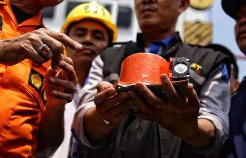 गौरतलब है कि सोमवार को इंडोनेशिया का किफायती विमान लॉयन एयर जेटी610 जकार्ता से उड़ान भरने के 13 मिनट बाद ही दुर्घटनाग्रस्त हो गया था. विमान के कैप्टन भारत के भव्य सुनेजा थे. तस्वीर: एएफपी