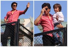In Pics: बर्थडे पर बेटे अबराम को गोद में लिए \'मन्नत\' के बाहर खड़े फैंस का अभिवादन करने पहुंचे शाहरुख खान