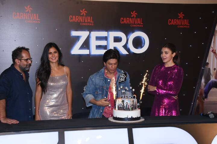 दरअसल, इस केक पर उनकी फिल्म 'जीरो' के पोस्टर्स बने हुए थे. (तस्वीर: मानव मंगलानी)