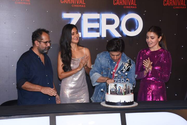 शाहरुख ट्रेलर लॉन्चिंग में जाने से पहले घर के बाहर मौजूद अपने फैंस से भी मिले थे और सभी का अभिवादन किया था. (तस्वीर: मानव मंगलानी)