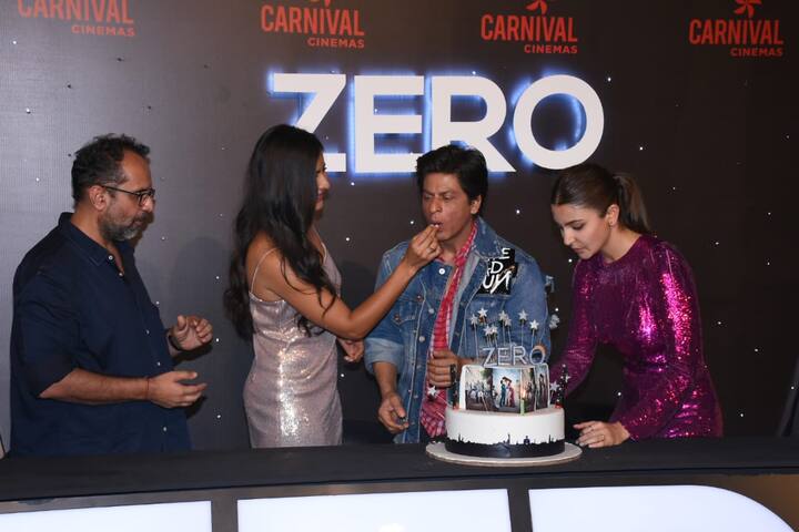 बता दें कि इस दौरान शाहरुख खान के साथ उनकी को स्टार अनुष्का शर्मा और कैटरीना कैफ थी. (तस्वीर: मानव मंगलानी)