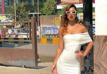 बेनाफ्शा सूनावाला ने व्हाइट शॉर्ट ड्रेस में खिंचाई खूबसूरत तस्वीर