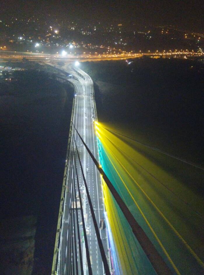 दिल्ली के वजीराबाद में यमुना नदी पर बन रहे सिग्नेचर पुल का चार नवंबर को खुद सीएम अरविंद केजरीवाल उद्घाटन करेंगे. इस बात की जानकारी डिप्टी सीएम मनीष सिसोदिया ने ट्विटर के जरिए दी है. उन्होंने शुक्रवार को आखिरी बार पुल का निरीक्षण भी किया और ये भी बताया कि आम लोग इस पुल से पांच नवंबर को आवाजाही कर सकेंगे. तस्वीर: ट्विटर