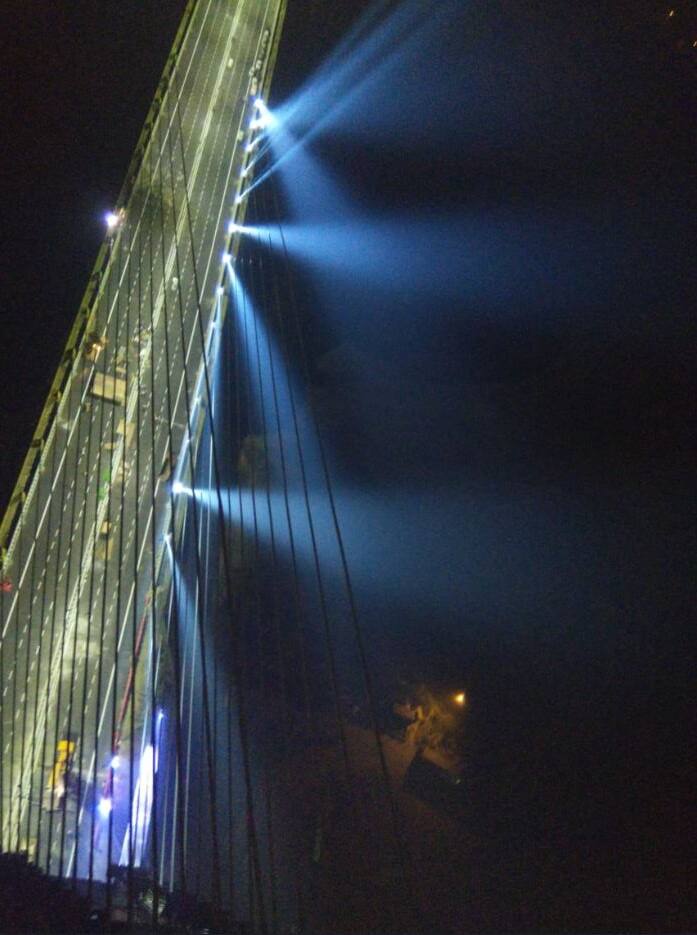  सिग्नेचर ब्रिज का मुख्य केंद्र उसका पिलर है जिसकी ऊंचाई 154 मीटर है. पिलर के ऊपरी भाग में चारों तरफ शीशे भी लगाए गए हैं. साथ ही लोग लिफ्ट के जरिए जब लोग यहां पर पहुंचेंगे तो उन्हें यहा से दिल्ली का नज़ारा देखने को मिलेगा जो राज्य में किसी भी इमारत की ऊंचाई से अधिक होगा. तस्वीर: ट्विटर