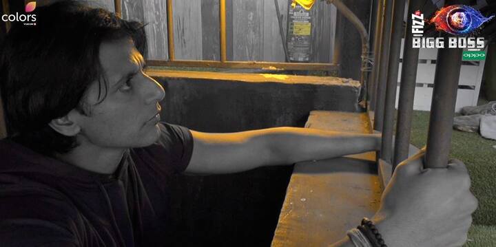 इसके साथ ही काल कोठरी के दंड का भी ऐलान किया गया. जिसके चुनाव के लिए रंगोली टास्क को केंद्र बनाया गया. इस दौरान करणवीर और श्रीसंत का वहीं पुराना मुद्दा सामने आया. घर वालों ने मेघा और करणवीर को दोषी ठहराया जिसके बाद उन्हें जेल जाना पड़ा.