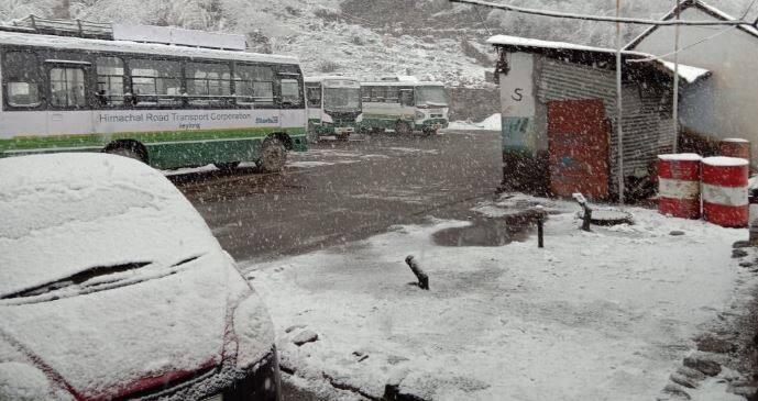 हिमाचल प्रदेश में भी जमकर बर्फबारी हुई. हिमाचल के कुल्लू जिले के सोलांग घाटी बर्फ की चादर में ढकी हुई नजर आई.