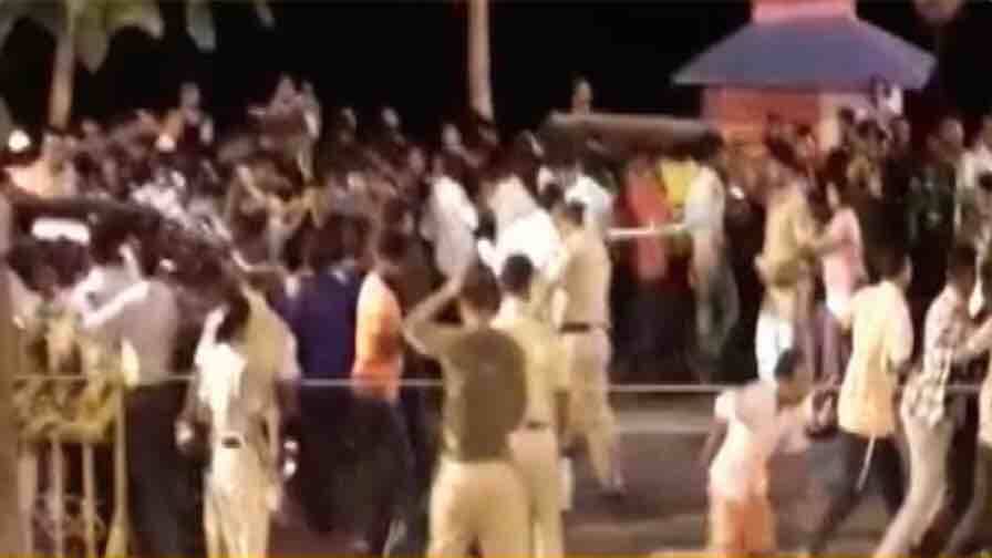 शाहरुख खान की दीवाली पार्टी के दौरान 'मन्नत' के बाहर फैन ने खुद पर किया ब्लेड से वार