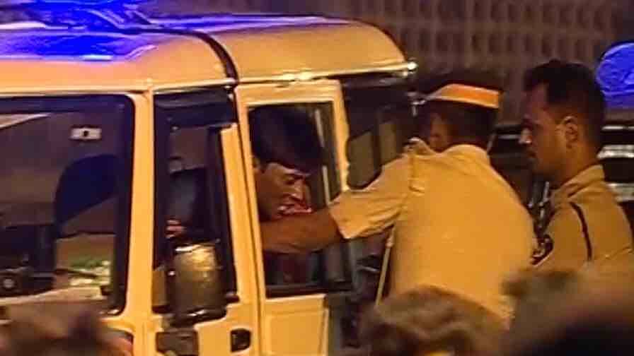 शाहरुख खान की दीवाली पार्टी के दौरान 'मन्नत' के बाहर फैन ने खुद पर किया ब्लेड से वार