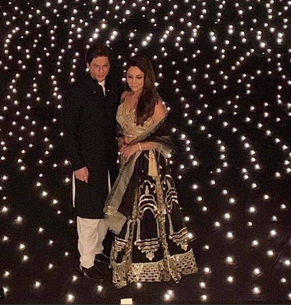 घर में हो रही इस ग्रैंड पार्टी के लिए शाहरुख खान ने काली रंग की शेरवानी को चुना. शेरवानी में शाहरुख का अंदाज अलग ही नज़र आया. (तस्वीर: इंस्टाग्राम)