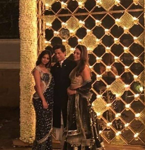 शाहरुख खान ने पार्टी के दौरान बेटी सुहाना और पत्नी गौरी के साथ तस्वीरें भी खिंचवाईं. (तस्वीर: इंस्टाग्राम) 