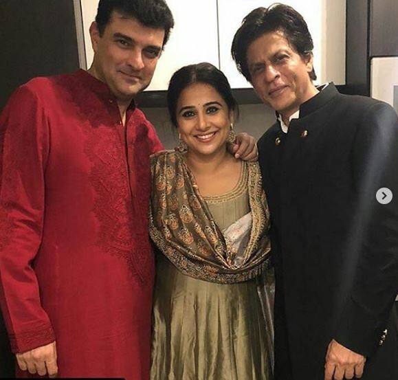 पार्टी के दौरान शाहरुख ने अभिनेत्री विद्या बालन और उनके पति सिद्धार्थ रॉय कपूर के साथ तस्वीर खिंचवाई. (तस्वीर: इंस्टाग्राम) 