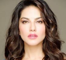 धमकी के बावजूद सनी लियोनी ने दी अपनी पहली स्टेज परफॉर्मेंस, बेंगलुरू पुलिस को किया धन्यवाद