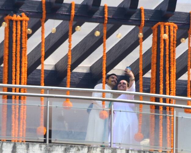 पिछले ही महीने दोनों ने सोशल मीडिया पर अपने-अपने पोस्ट में इसका खुलासा किया था. रणवीर और दीपिका की ग्रैंड वेडिंग के लिए सभी काफी बेसब्री से इंतजार कर रहे हैं. (तस्वीर: मानव मंगलानी)