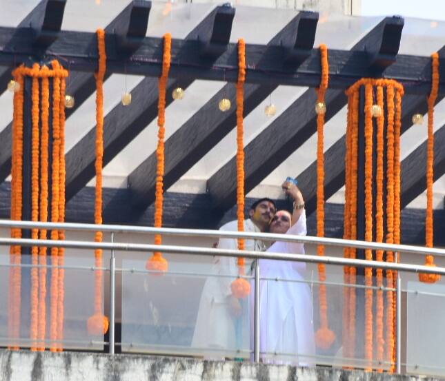 रणवीर की हल्दी की लेटेस्ट तस्वीरें हम आपके लिए लाए हैं जिन्हें आप आगे की स्लाइड्स में देख सकते हैं. (तस्वीर: मानव मंगलानी)