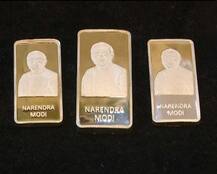 धनतेरस पर बाजारों में रौनक, लोगों को लुभा रहे मोदी की फोटो और नाम वाले गोल्डन बिस्कुट