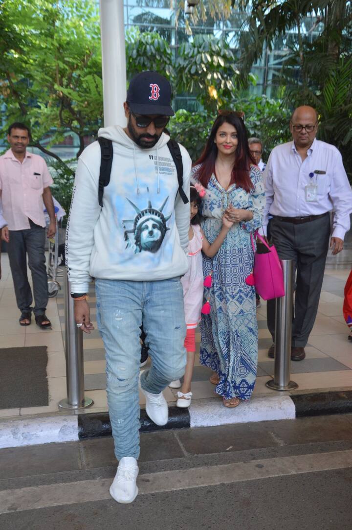 ऐश्वर्या नीले और सफेद रंग के गाउन और पिंक हैंडबैग में काफी कूल लग रही हैं. (तस्वीर: मानव मंगलानी)