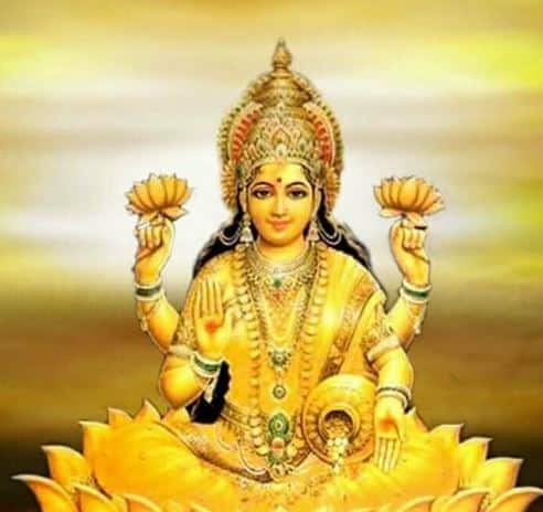 मां लक्ष्मी को धन की देवी कहते हैं लेकिन ये पूरी तरह सत्य नहीं है. यदि हम पुराणों का अध्ययन करें तो लक्ष्मी सुख और संपन्नता की देवी हैं और यदि हम   उनके नाम का विशिष्ट रूप से अध्ययन करें तो वह लक्ष्य यानि गंतव्य तक पहुंचाने वाली देवी भी हैं.फोटोः गूगल फ्री इमेज 