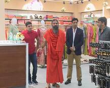 बाबा रामदेव का बिजनेस योग: जींस-लंगोट समेत मार्केट में उतारे पतंजलि के कपड़े, शुरुआती डिस्काउंट 25%