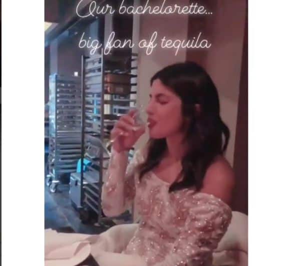  Parineeti Chopra is unmissable in Priyanka Chopra's bachelorette प्रियंका चोपड़ा की बैचलर पार्टी में पहुंची परिणीति, साथ में मस्ती करते दोनों बहनों का VIDEO हो रहा वायरल