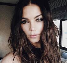 हॉलीवुड एक्ट्रेस जेना देवान फिर आई चर्चा में, ब्वॉयफ्रेंड को किस करते आईं नजर