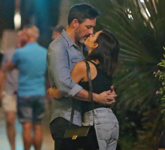 दरअसल, जेना देवान की एक तस्वीर सोशल मीडिया पर वायरल हो रही है जिसमें वे अपने ब्वॉयफ्रेंड को किस करती नजर आ रही हैं. फोटोः यूएसमैगजीन