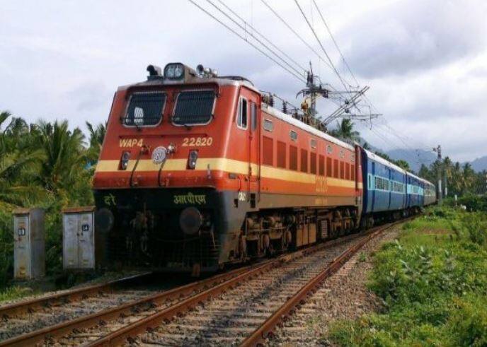 रेल मंत्रालय आने वाली 14 नवंबर से स्पेशल टूरिस्ट ट्रेन की शुरुआत करने जा रहा है. इस खास ट्रेन का नाम मंत्रालय ने श्री रामायाणा एक्स्प्रेस रखा है. यह करीब चार महत्वपूर्ण जगह से होकर गुजरने वाली है. इनमें वो जगह शामिल हैं जहां भगवान राम की जीवनी से जुड़ी यादें होंगी. 