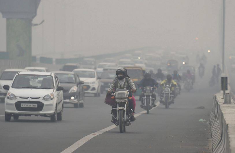 delhi pollution, delhi air quality getting worse before diwali दिवाली से पहले दिल्ली में सांस लेना मुश्किल, प्रदूषण अब भी खतरनाक स्तर के पास