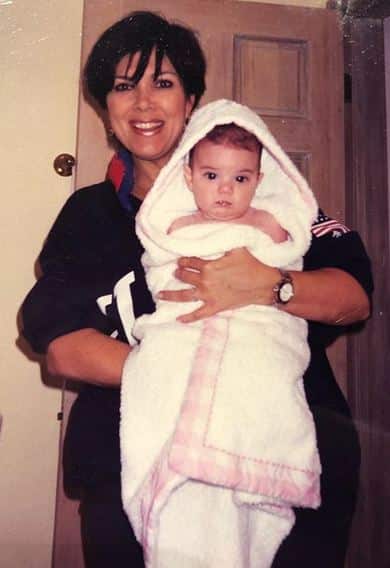 काइली ने आगे लिखा कि आपने मेरी दुनिया बनाई. आपके और मेरे बीच की बॉन्डिंग है उसे कोई रिप्लेस नहीं कर सकता. थैंक्यू मेरा मार्गदर्शन करने के लिए. उन्होंने अपनी मां को अपनी एंजेल बताते हुए उनके बारे में बहुत कुछ लिखते हुए उन्हें धन्यवाद दिया है. फोटोः इंस्टाग्राम