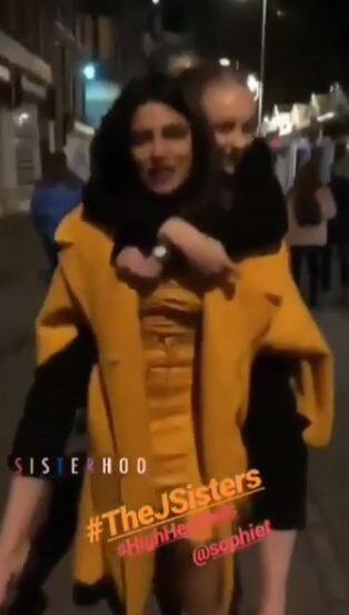 एक वीडियो में प्रियंका अपनी जेठानी को पीठ पर बैठाकर न्यूयॉर्क की सड़कों पर ले जाती मस्ती करते दिख रही हैं. फोटोः इंस्टाग्राम