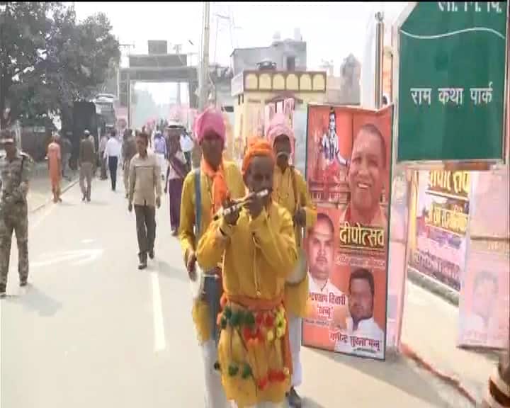 आज अयोध्या में भव्य दीपोत्सव कार्यक्रम का आयोजन किया जा रहा है. माना जा रहा है कि मुख्यमंत्री योगी आदित्यनाथ इस मौके पर भगवान राम की मूर्ति बनवाने का भी एलान कर सकते हैं. इस प्रतिमा को सरयू नदी के किनारे बनाया जाएगा.
