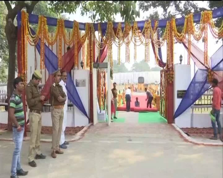 यूपी के राज्यपाल राम नाईक और बिहार के राज्यपाल लालजी टंडन भी कार्यक्रम शरीक होंगे. घाटों को सजाया गया है और शहर को साफ किया गया है. सुरक्षा के भी बेहद पुख्ता इंतजाम किए गए हैं. इस साल करीब तीन लाख दीपक जलाए जाएंगे. ये दीपक करीब 40 मिनट तक जलेंगे.