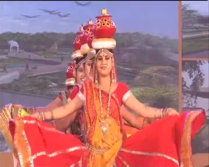 तीसरा कार्यक्रम: शाम 4 बजे से शाम 4:30 बजे तक भगवान राम व सीता पुष्पक विमान से रामकथा पार्क में आएंगे. सीएम योगी प्रदेश के राज्यपाल राम नाईक बिहार के राज्यपाल लालजी टंडन व कोरिया की फर्स्ट लेडी स्वागत करेंगी . यहां भगवान राम का राज्याभिषेक भी होगा.