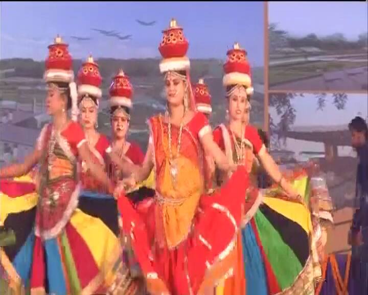 शोभायात्रा में भगवान राम के जीवन की झलकियां दिखाई देंगी. शाम को सरयू नदी पर आरती होगी फिर लेजर शो और आतिशबाज़ी से कार्यक्रम का समापन होगा.