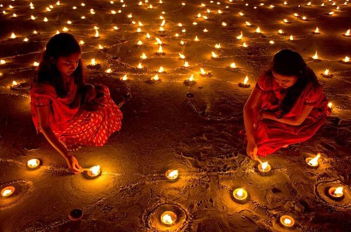 दिवाली का मौका हो तो मिठाईयों को न कह पाना लगभग असंभव हो जाता है, लेकिन इसके कारण कई लोगों को अपने वजन, कैलोरी और शुगर का स्तर बढ़ने   की भी चिंता सताती है. लेकिन थोड़ी सावधानी रखकर आप बिना किसी चिंता के इस फेटस्विल का भरपूर मजा उठा सकते हैं. जानें कैसे.  फोटोः गूगल फ्री इमेज 