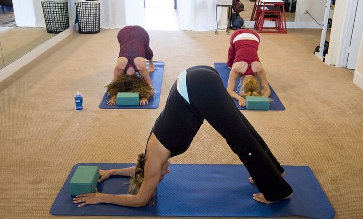 शारीरिक सक्रियता आपके मेटाबॉलिज्म को दुरुस्त रखती हैं. हर हाल में रोजाना 20 मिनट शारीरिक व्यायाम के लिए निकालें. यह डांस, वॉक, जॉगिंग, योगा आदि   किसी भी रूप में हो सकता है. बहुत कम लोग जानते हैं कि सूर्य नमस्कार थकावट दूर करने और ऊर्जा का संचार करने का सबसे बेहतर तरीका है. फोटोः गूगल फ्री इमेज 