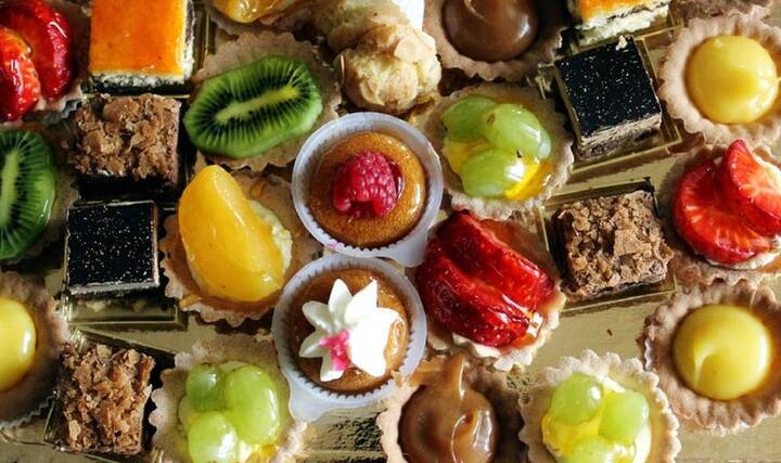 फेटस्विल के दौर में मिठाई से पूरी तरह दूरी बनाना मुश्किल है. इसलिए स्वस्थ विकल्प का चुनाव करें और थोड़ी मात्रा में मिठाइयों का सेवन करें. आप चीनी से   भरपूर मिठाइयों के स्थान पर ड्राय फ्रूट्स, फिरनी, खीर, डॉर्क चॉकलेट और खजूर की मिठाई का चुनाव भी कर सकते हैं. फोटोः गूगल फ्री इमेज 