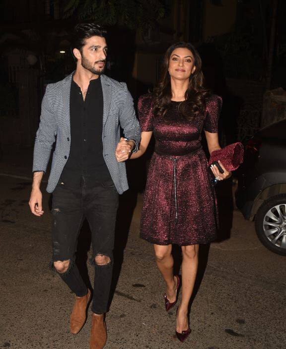 ये दीवाली पार्टी प्रोड्यूसर प्रदीप गुहा ने आयोजित की थी. इस पार्टी में सुष्मिता और रोहमन के अलावा भी कई और बॉलीवुड सेलेब पहुंचे थे. (तस्वीर: मानव मंगलानी)