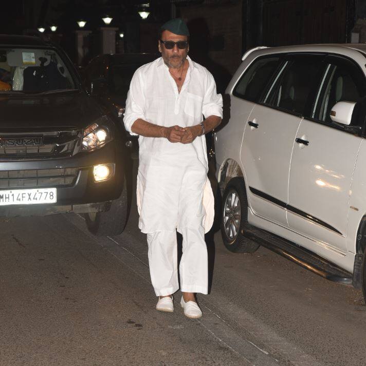 दीवाली बैश में जैकी श्रॉफ भी नज़र आए. इस दौरान उन्होंने सफेद रंग का कुर्ता पायजामा पहना हुआ था. (तस्वीर: मानव मंगलानी) 