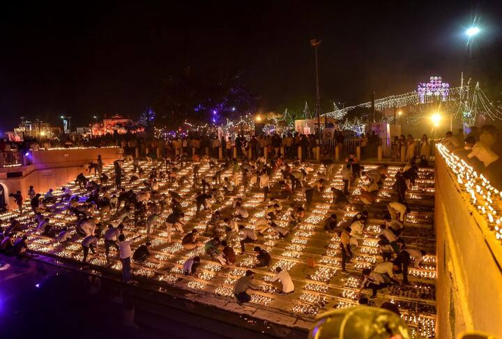 श्री राम पैड़ी के दोनों तरफ घाट पर कुल 3.35 लाख दीये जलाने का लक्ष्य तय किया गया था. (तस्वीर: पीटीआई)