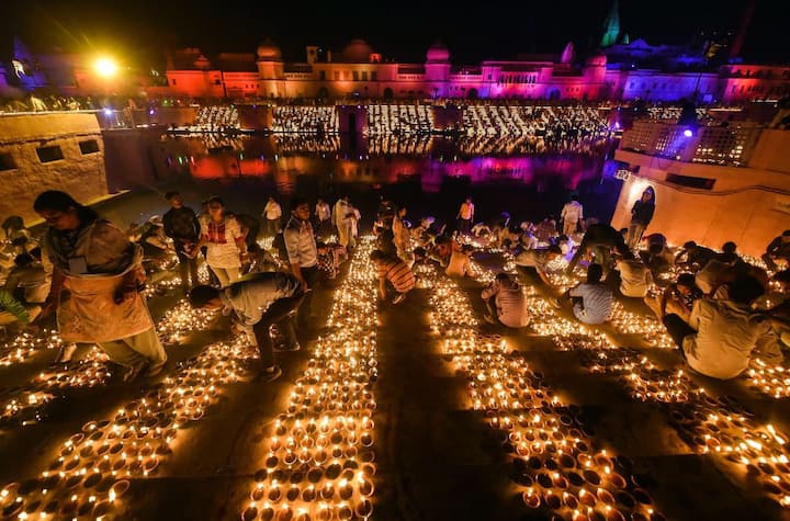 नये रिकार्ड को ‘दभुत’ करार देते हुए रिषि नाथ ने कहा, ‘‘इसने हरियाणा में 2016 में बनाये गए रिकॉर्ड को तोड़ दिया. वहां पर 1,50,009 दीये जलाए गए थे.’’ (तस्वीर: पीटीआई)