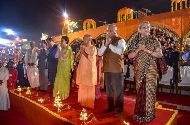 इसके अलावा उन्होंने अयोध्या में मेडिकल कॉलेज खोले जाने, भगवान राम के नाम पर एक एयरपोर्ट बनाने और सरयू तट पर हर की पैड़ी की तरह राम की पैड़ी बनाने का भी एलान किया. (तस्वीर: पीटीआई)