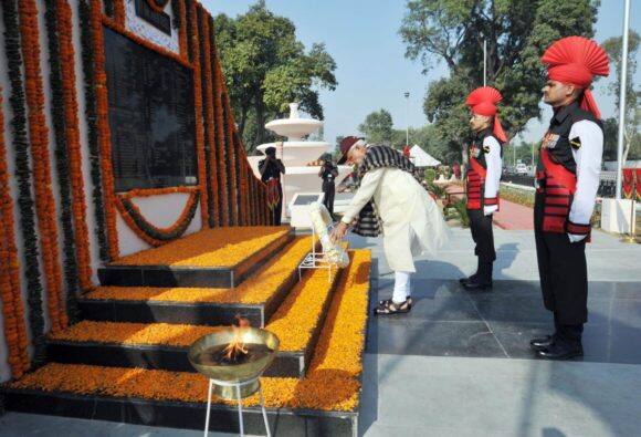 हर्षिल में ITBP के जवानों संग पीएम मोदी ने मनाई दीवाली, जानिए इससे पहले कहां-कहां मनाया ये त्यौहार