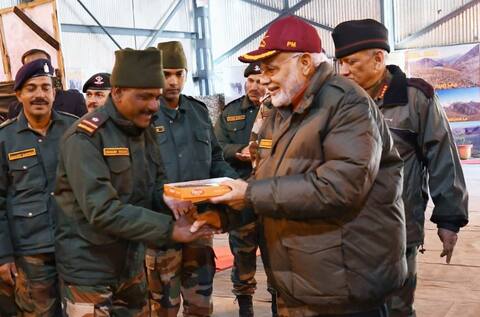 PM मोदी ने भारत-चीन सीमा पर हर्षिल में ITBP जवानों संग दीवाली मनाई PM मोदी ने भारत-चीन सीमा पर हर्षिल में ITBP जवानों संग दीवाली मनाई