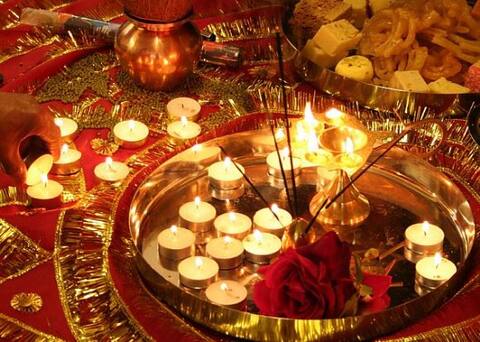 जानिए कैसे करें दीवाली की पूजा और किस मंत्र के उच्चारण से होगा लाभ जानिए कैसे करें दीवाली की पूजा और किस मंत्र के उच्चारण से होगा लाभ