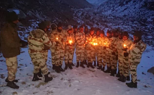 दीवाली की पूर्व संध्या पर आईटीबीपी के जवानों ने खारदुंग ला लद्दाख में दीये जलाकर देश को शुभकामनाएं दी. 18 हजार फीट ऊपर खारदुंग ला में हाल ही में हुई बर्फबारी हुई, इसके बाद भी जवानों ने प्रकाश पर्व पर दीये जलाये और देश को दीपावली की शुभकामनाएं दीं. बर्फबारी की वजह से इस समय इस दर्रे पर आम लोंगो नहीं जा पा रहे हैं लेकिन जवानों ने वहां 1 से 1.5 फ़ीट बिछी बर्फ की चादर पर दीये जलाए और देश की समृद्धि की कामना की. इस मौके पर कई जवान मौजूद थे.