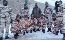 लद्दाख में बर्फबारी के बीच ITBP जवानों ने जलाए दीये, रक्षा मंत्री ने परिजनों को दिया गिफ्ट