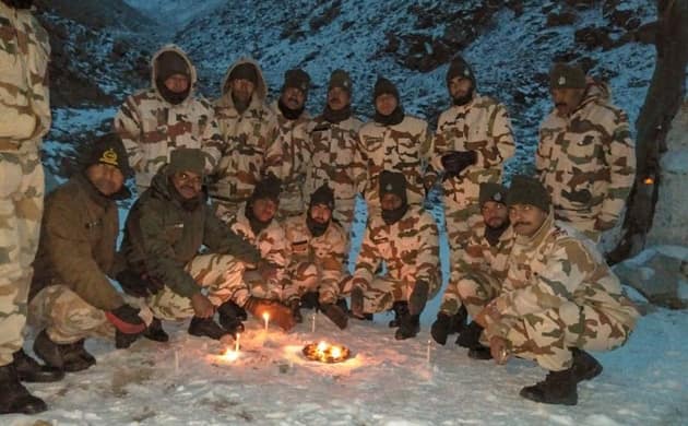  प्रधानमंत्री नरेंद्र मोदी भी पिछले चार साल से हर साल सीमा पर जवानों के साथ यह प्रकाश पर्व मनाते रहे हैं.