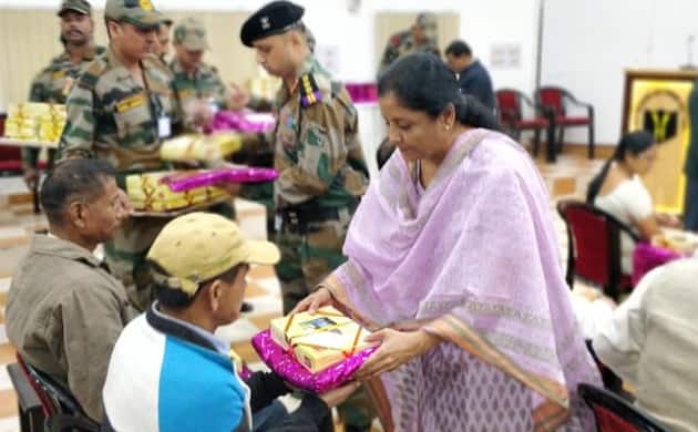 दीवाली से पहले जवानों के परिजनों को गिफ्ट देते हुए दिखीं रक्षा मंत्री निर्मला सीतारमण.