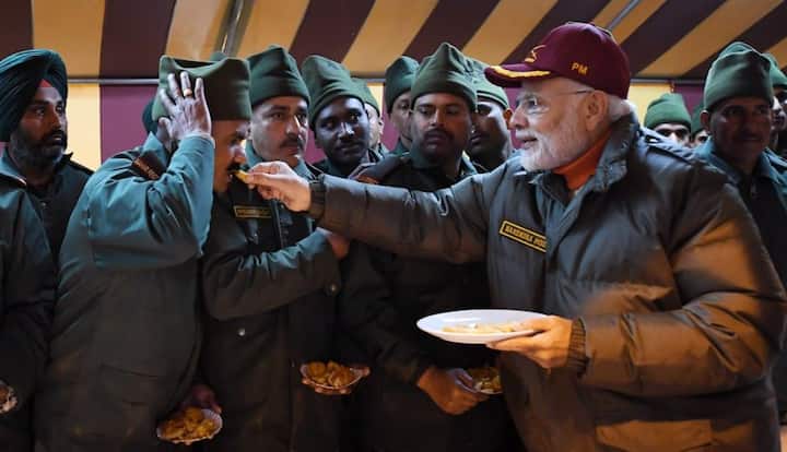 पीएम मोदी ने 11 हजार फुट की ऊंचाई पर मौजूद सेना के बेस पर सेना प्रमुख और आईटीबीपी के डीजी से मुलाकात करने के बाद उन्होंने जवानों के साथ दिवाली मनाई.
